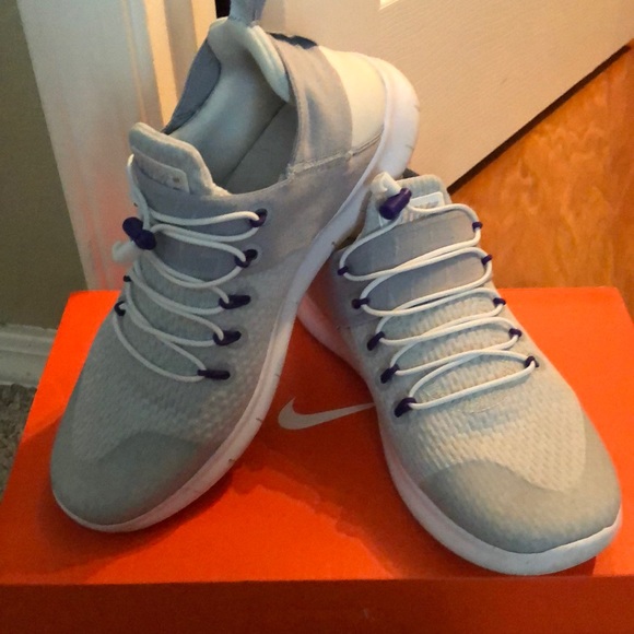 Nike women’s  athletic shoes - Picture 1 of 5